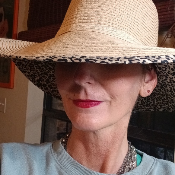 Accessories - Nwot! Gorgeous Leopard accent fabric! Large straw hat. Perfect band to hug head.